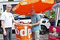 Der ÖDP-Kreisrat Stefan Zettelmeier aus Sand am Main und stellvertretender Kreisvorsitzender Thomas Ort aus Haßfurt (links) unterzeichneten bei einem Infostand zur Europawahl die 'Petition zur Verteidigung des Bayerischen Naturschutzgesetzes'.