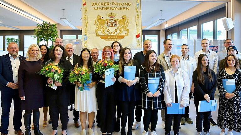 Der freigesprochene Bäcker, die Fachpraktiker Bäcker und Fachverkäuferinnen und Fachverkäufer im Lebensmittelhandwerk Bäckerei mit den Ehrengästen.