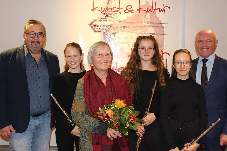 Musikschullehrerin Alja Riecke (Mitte) feierte ihr 25jähriges Dienstjubiläum gleichzeitig mit dem Eintritt in die Freistellungsphase ihrer Altersteilzeit, wozu ihr - eingerahmt von den drei Querflöten-Talenten - Landrat Thomas Habermann (rechts) und Kreismusikschulleiter Frank Stäblein (links) viel Glückwünschten Musikschullehrerin Alja Riecke (Mitte) feierte ihr 25jähriges Dienstjubiläum gleichzeitig mit dem Eintritt in die Freistellungsphase ihrer Altersteilzeit, wozu ihr - eingerahmt von den drei Querflöten-Talenten - Landrat Thomas Habermann (rechts) und Kreismusikschulleiter Frank Stäblein (links) viel Glückwünschten