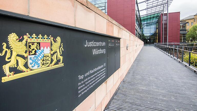 Zwei Jahre lang beschäftigte die Würzburger Justiz die Frage, ob es sich beim Sex zweier Jugendlicher um einen Vergewaltigungsfall handelte. Zwei Jahre lang beschäftigte die Würzburger Justiz die Frage, ob es sich beim Sex zweier Jugendlicher um einen Vergewaltigungsfall handelte.