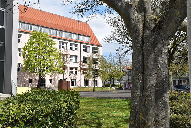 An der FOS/BOS, der Fachoberschule und Berufsoberschule Schweinfurt, bereiten sich 741 Schülerinnen und Schüler in 40 Klassen auf ihren Abschluss vor. An der FOS/BOS, der Fachoberschule und Berufsoberschule Schweinfurt, bereiten sich 741 Schülerinnen und Schüler in 40 Klassen auf ihren Abschluss vor.