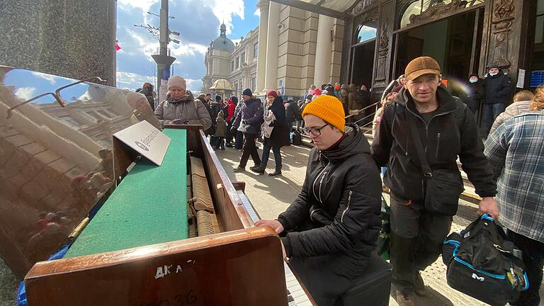 Der junge Pianist Alex gibt am Hauptportal des Lwiwer Bahnhofs Konzerte für Menschen, die gerade ihre Heimat verloren haben.