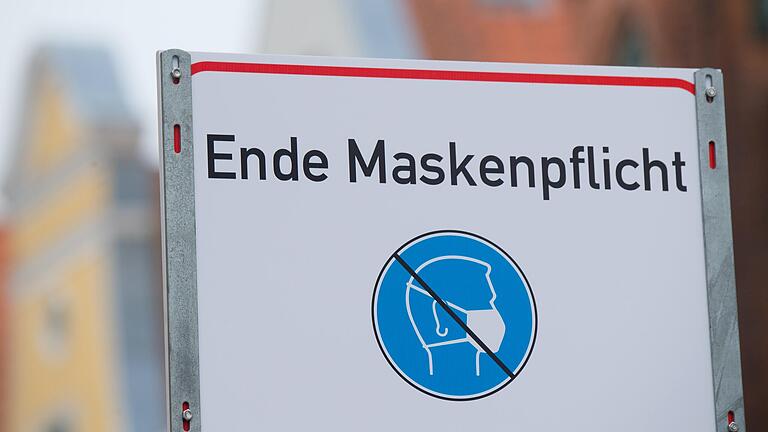 In Bayern laufen an diesem Wochenende die meisten Corona-Beschränkungen aus. Auch die Maske wird damit ab 3. April in den meisten Innenräumen nur noch empfohlen.