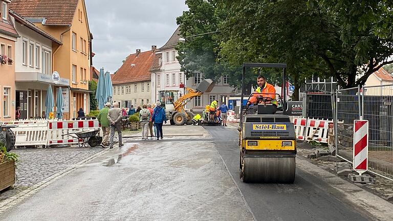 Die Mitarbeiter der Baufirma Stiel arbeiteten mit Hochdruck daran, die Arbeiten zum Nahwärmenetz in der Marktstraße /Abzweigung Manggasse bis Anfang August abzuschließen.