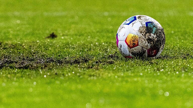 Zahlreiche Niederschläge sorgten gegen Ende des vergangenen Jahres dafür, dass Fußballplätzte (Symbolbild) in schlechtem Zustand waren und es viele Spielabsagen gab.