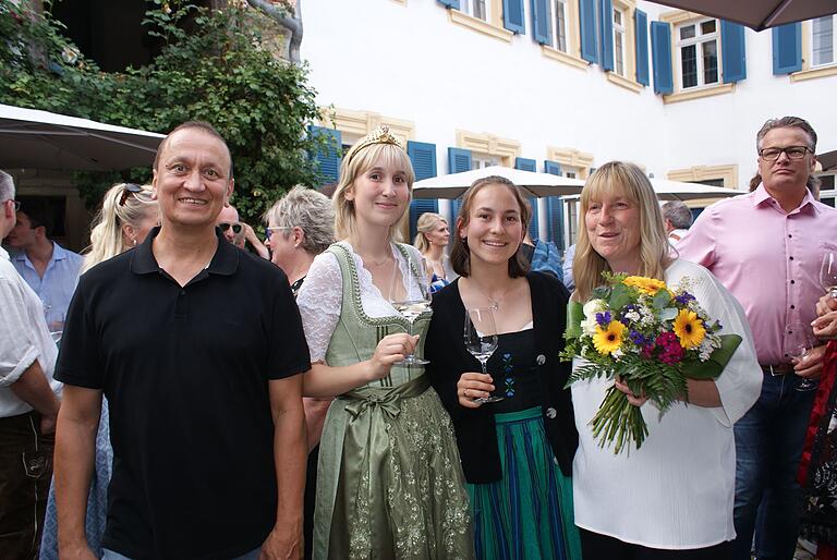 Die ganze Familie steht stolz hinter Sommerachs Weinprinzessin Linda. Die ganze Familie steht stolz hinter Sommerachs Weinprinzessin Linda.
