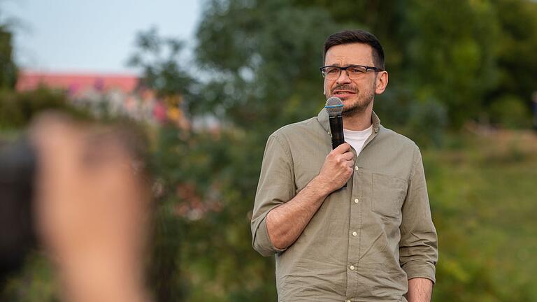 Veranstaltung mit freigekommenen Oppositionspolitiker       -  Ilja Jaschin bei einer Veranstaltung im Berliner Mauerpark kurz nach seiner Freilassung. Dort betonte er seine Solidarität mit der Ukraine. (Archivbild)