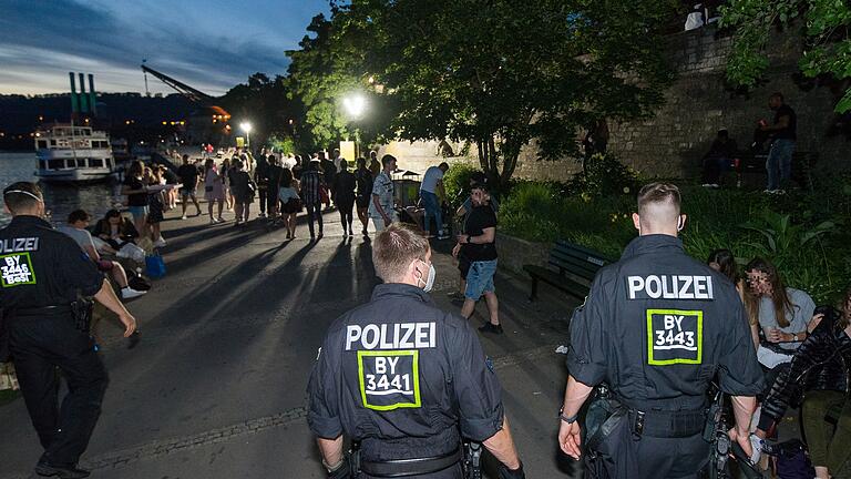 Um Punkt 22 Uhr bitten Mitarbeiter des Ordnungsamtes und der Polizei die zumeist jüngeren Leute, den Platz zu verlassen.