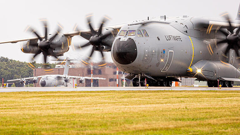 Ein Transportflugzeug vom Typ Airbus A400M der Luftwaffe rollt über das Gelände vom Fliegerhorst Wunstorf in der Region Hannover. In Afghanistan läuft die Evakuierung deutscher Staatsbürger und afghanischer Ortskräfte aus Kabul.