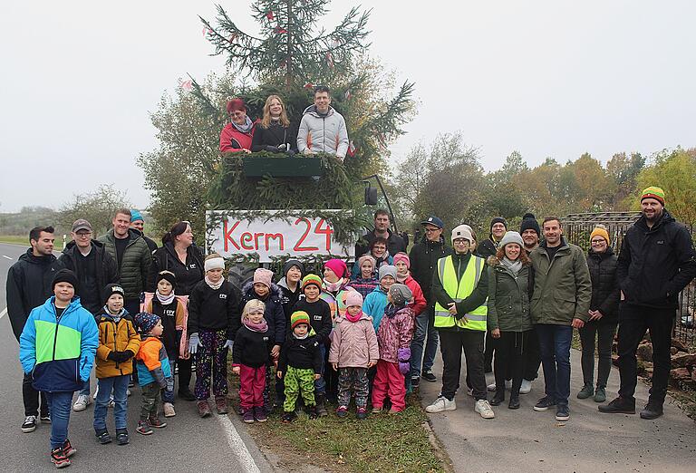 Die Kleinsten und Größten waren alle mit viel Eifer am Start beim Umzug zur Kirchweih in Untersambach. Die Kleinsten und Größten waren alle mit viel Eifer am Start beim Umzug zur Kirchweih in Untersambach.