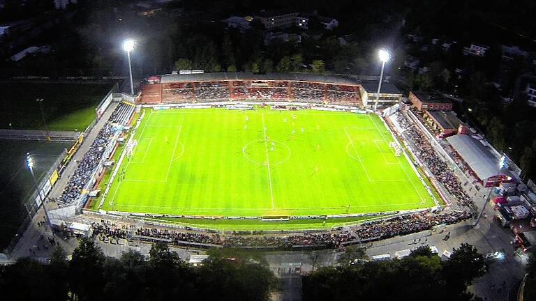 Überbelichtet am Dallenberg? Auch gegen das Flutlicht der Flyeralarm-Arena klagen Anwohner vor dem Verwaltungsgericht. Die Aufnahme entstand beim bislang einzigen Drittliga-Flutlichtspiel gegen den Chemnitzer FC am 25. September vergangenen Jahres.