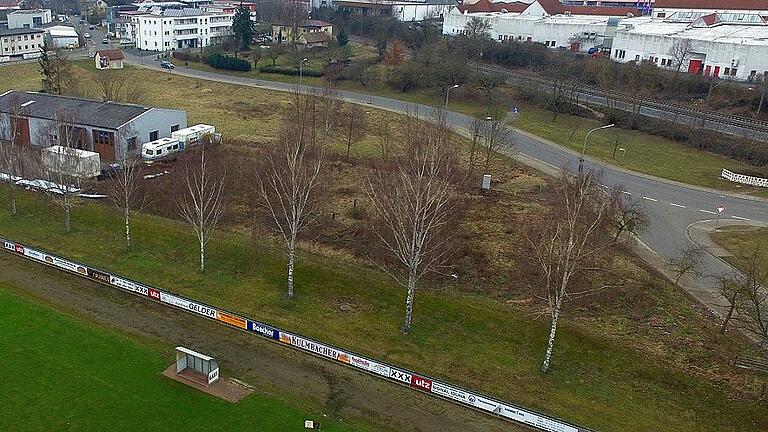 Auf dem Grundstück am Eichelsee, das sich im Osten an das Anwesen Diem anschließt, wird die neue Sporthalle der Stadt Haßfurt in Nachbarschaft der Waldorfschule und im unmittelbaren Umfeld der Anlagen des TV Haßfurt gebaut.