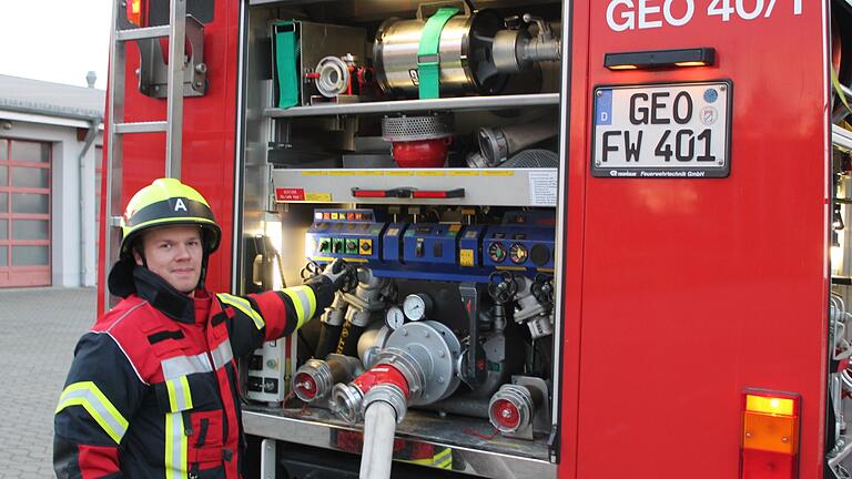 Gerade in den trockenen Sommermonaten, wenn Bäche und Seen wenig Wasser haben, nimmt die Bedeutung von Tanklöschfahrzeugen zu. Im Bild einer der Tanker der Feuerwehr Gerolzhofen mit Maschinist Andreas Rößner.