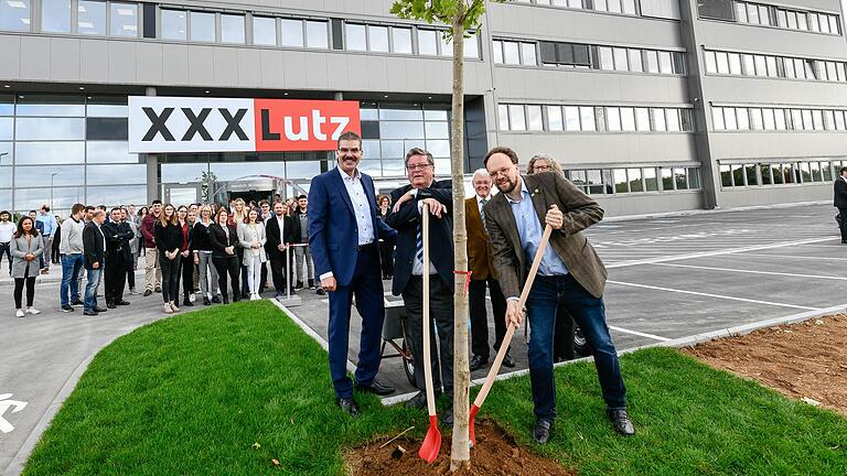 Der Möbelkonzern XXXLutz eröffnete am Dienstag seine neue Deutschlandzentrale im Würzburger Stadtteil Heuchelhof. Einen Baum pflanzten dafür (am Baum von links) XXXLutz-Standortleiter Martin Kohlhepp, Würzburgs stellvertretender Bürgermeister Adolf Bauer und Landtagsabgeordneter Patrick Friedl (Grüne).