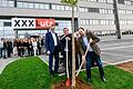 Der Möbelkonzern XXXLutz eröffnete am Dienstag seine neue Deutschlandzentrale im Würzburger Stadtteil Heuchelhof. Einen Baum pflanzten dafür (am Baum von links) XXXLutz-Standortleiter Martin Kohlhepp, Würzburgs stellvertretender Bürgermeister Adolf Bauer und Landtagsabgeordneter Patrick Friedl (Grüne).