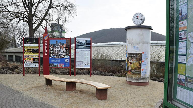 Ein erster Schritt: die neu gestaltete Warteecke auf dem Bahnhofsvorplatz in Lohr.&nbsp;