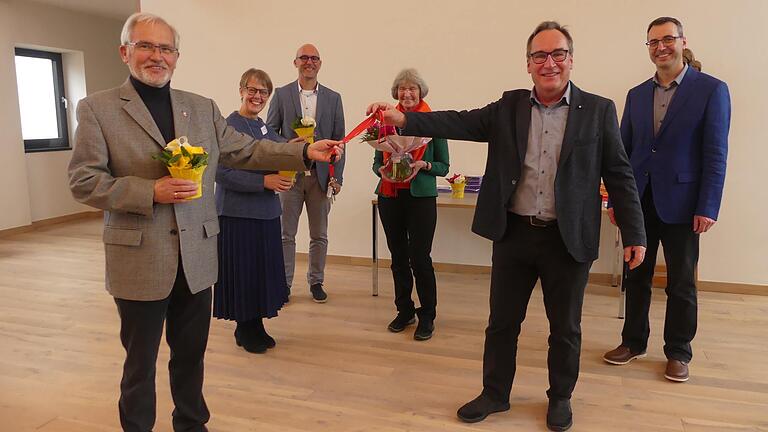 Symbolische Schlüsselübergabe: Kilian Hartmann, Vorsitzender der Caritas Schweinfurt, Doris Weißenseel von deren Sozialpsychiatrischen Dienst, Caritas-Geschäftsführer Frank Kupfer-Mauder, Kassiererin Irmtrud Wahler, stellvertretend für das Aufwind-Team, Vorsitzender Paul Strobel sowie Gutshof-Leiter Stefan Rehm (von links).