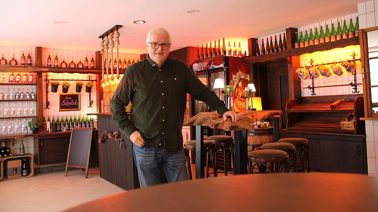 Walter Volpert will mit anderen in der ehemaliger Metzgerei am Gemündener Marktplatz Brotzeit und Wein im Lokal 'Zum Schelch' anbieten.