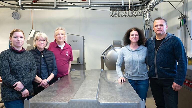 Abschied und Neubeginn: Die Metzgerei Geeb in Oberndorf schließt, 'Albrechts Catering' aus Erlabrunn übernimmt. Tina, Christiane und Rudolf Geeb (von links) übergaben ihre Produktionsräume an Susanne und Albrecht Hüblein. Abschied und Neubeginn: Die Metzgerei Geeb in Oberndorf schließt, 'Albrechts Catering' aus Erlabrunn übernimmt. Tina, Christiane und Rudolf Geeb (von links) übergaben ihre Produktionsräume an Susanne und Albrecht Hüblein.