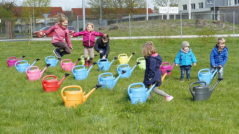 Die Neffen und Nichten von Heßdörfer sowie Kindern ehemaliger Mieterinnen und Mieter freuen sich ebenfalls über die bunte Sammlung.