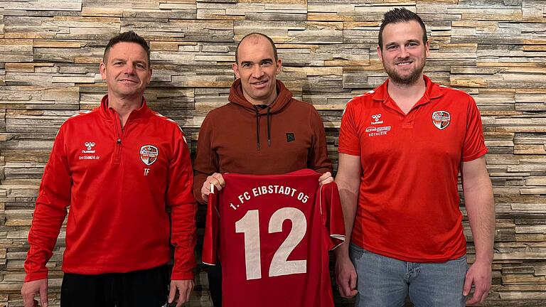 Trainervorstellung beim FC Eibstadt (von links): Teammanager und zweiter Vorsitzender Thomas Fürst, der neue Trainer Frank Dölling und der erste Vorsitzende Patrick Rost.