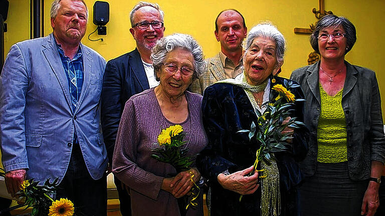 Brückenbauer: die Zeitzeugen Dorothea Heller und Krimhilde Malinowski (vorne, von links) sowie (hinten, von links) Moderator Eberhard Schellenberger, Pfarrer Werner Vollmuth, der Zeitzeuge Imam Zahir Durakovic und Johanna Falk von der Nagelkreuzinitiative. Brückenbauer: die Zeitzeugen Dorothea Heller und Krimhilde Malinowski (vorne, von links) sowie (hinten, von links) Moderator Eberhard Schellenberger, Pfarrer Werner Vollmuth, der Zeitzeuge Imam Zahir Durakovic und Johanna Falk von der Nagelkreuzinitiative.