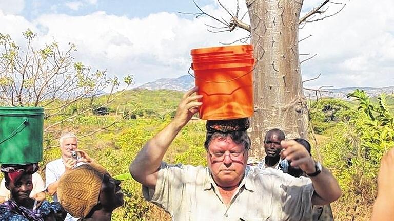 Kopfarbeit: Adolf Bauer beim Wassertragen in Tansania.