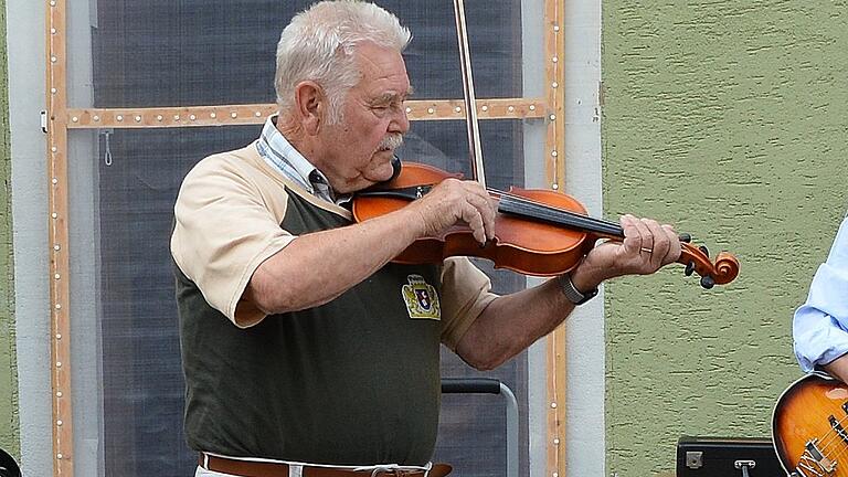 So kannte man Roland Schunk in den vergangenen Jahren: Er spielte die Geige bei der Bad Königshöfer Prominentenband. Als Verwalter der beiden Spitäler hat er Gestaltungskraft bewiesen.