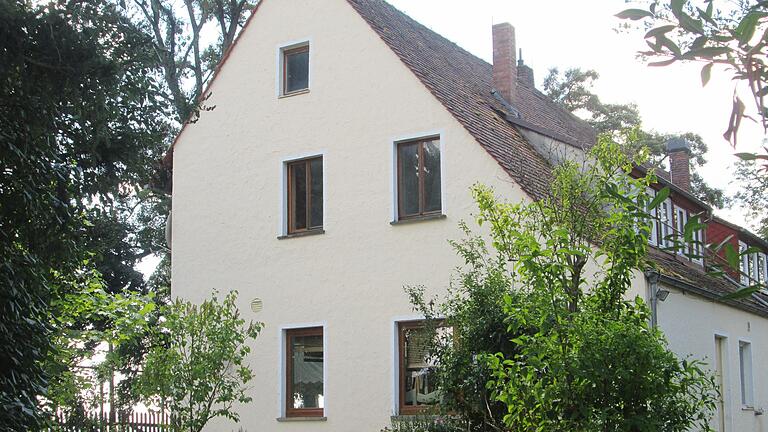 Das ehemalige Gasthaus 'Ruine Aura' (im Bild), zu dem auch die Klosterruine  gehört, soll auf Wunsch des Besitzers, Karlheinz Friedel, ein Kinderhaus werden. Der Umnutzung stimmte der Rat zu, Genehmigungsbehörde ist jedoch das Landratsamt.       Winfried Ehling       -  Das ehemalige Gasthaus 'Ruine Aura' (im Bild), zu dem auch die Klosterruine  gehört, soll auf Wunsch des Besitzers, Karlheinz Friedel, ein Kinderhaus werden. Der Umnutzung stimmte der Rat zu, Genehmigungsbehörde ist jedoch das Landratsamt.       Winfried Ehling