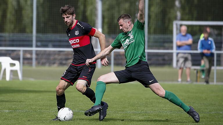 Symptomatisch: Moritz Renninger (TSV Lengfeld, links) und Patrick Hartmann (DJK Schwebenried/Schwemmelsbach) voller Leidenschaft im Zweikampf.