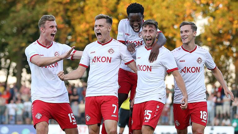 Gute Stimmung herrschte bei den Würzburger Kickers am Freitag beim Sieg gegen FC 05 Schweinfurt. Gelingt auch heute wieder ein Sieg? Gute Stimmung herrschte bei den Würzburger Kickers am Freitag beim Sieg gegen FC 05 Schweinfurt. Gelingt auch heute wieder ein Sieg?