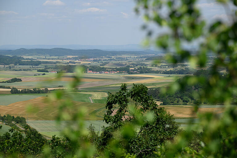 Bevor es wieder runtergeht nach Bad Königshofen lohnt sich ein kurzer Stop am Grabfeldblick, an dem man die Weite dieses Landstrichs sehr gut erfassen kann. Bevor es wieder runtergeht nach Bad Königshofen lohnt sich ein kurzer Stop am Grabfeldblick, an dem man die Weite dieses Landstrichs sehr gut erfassen kann.