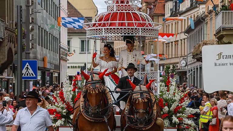 Waren beim Festumzug am Sonntag wieder ein beliebtes Fotomotiv: Nadja Keller und Rolf Matthes als Kaiserin Sisi und Kaiser Franz Josef. Waren beim Festumzug am Sonntag wieder ein beliebtes Fotomotiv: Nadja Keller und Rolf Matthes als Kaiserin Sisi und Kaiser Franz Josef.