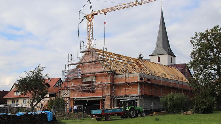 Das Bürgerhaus in Michelrieth gehört zu den Projekten, die mit Förderung aus dem Gemeindeentwicklungskonzept in den Stadtteilen von Marktheidenfeld entstanden sind. Im Stadtrat wurde Bilanz gezogen (Archivfoto vom Richtfest im September 2019). Das Bürgerhaus in Michelrieth gehört zu den Projekten, die mit Förderung aus dem Gemeindeentwicklungskonzept in den Stadtteilen von Marktheidenfeld entstanden sind. Im Stadtrat wurde Bilanz gezogen (Archivfoto vom Richtfest im September 2019).