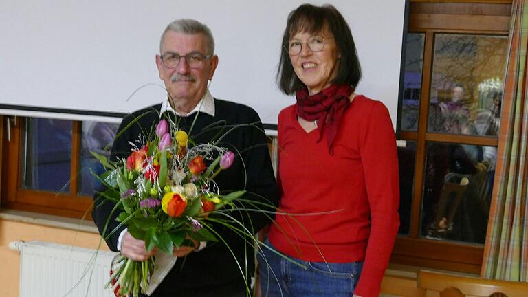 Unter langanhaltendem Applaus überreichte die 2. Vereinsvorsitzende Renate Klüber dem Vorsitzenden Otto Sum einen Blumenstrauß. Unter langanhaltendem Applaus überreichte die 2. Vereinsvorsitzende Renate Klüber dem Vorsitzenden Otto Sum einen Blumenstrauß.
