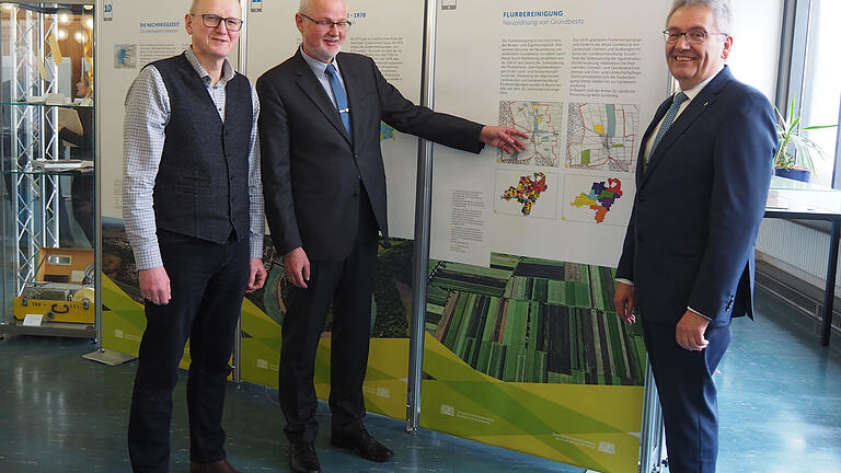 Eröffnet wurde die 'Analog bis Digital' am Amt für Ländliche Entwicklung Unterfranken von dem Leiter des Amtes für Digitalisierung, Breitband und Vermessung Würzburg Emil Fischer, dem Leiter der Bayerischen Verwaltung für Ländliche Entwicklung Maximilian Geierhos und dem Behördenleiter des Amtes für Ländliche Entwicklung Unterfranken Ottmar Porzelt. Eröffnet wurde die 'Analog bis Digital' am Amt für Ländliche Entwicklung Unterfranken von dem Leiter des Amtes für Digitalisierung, Breitband und Vermessung Würzburg Emil Fischer, dem Leiter der Bayerischen Verwaltung für Ländliche Entwicklung Maximilian Geierhos und dem Behördenleiter des Amtes für Ländliche Entwicklung Unterfranken Ottmar Porzelt.