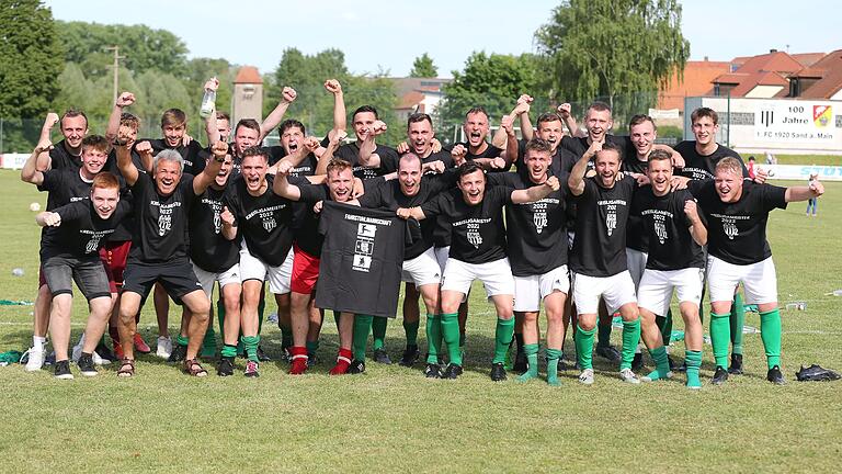 Während es für die erste Mannschaft eine Etage runtergeht, freut sich der FC Sand II über die Meisterschaft in der Kreisliga Schweinfurt 2 und den Aufstieg in die Bezirksliga. Am Erfolg beteiligt waren (hinten von links) Ralph Thomann, Louis Mahr, Lukas Frank, Simon Oppelt, Tim Heurung, Pit Panzer, Christian Knoblach, Sebastian Heurung, Lorenz Schäder, Tobias Krines, Kevin Moser, Marco Düring, Nico Bräuter, Felix Beck sowie vorne Julius Hahn, Andreas Zösch (Mannschaftsverantwortlicher), Frederik Kirchner, Nicolas Bulheller, Fabian Zehe, Tobias Götz, Fabian Röder, Fabio Hermann, Spielertrainer Daniel Rinbergas, Co-Trainer Tobias Düring und Simon Flachsenberger. Während es für die erste Mannschaft eine Etage runtergeht, freut sich der FC Sand II über die Meisterschaft in der Kreisliga Schweinfurt 2 und den Aufstieg in die Bezirksliga. Am Erfolg beteiligt waren (hinten von links) Ralph Thomann, Louis Mahr, Lukas Frank, Simon Oppelt, Tim Heurung, Pit Panzer, Christian Knoblach, Sebastian Heurung, Lorenz Schäder, Tobias Krines, Kevin Moser, Marco Düring, Nico Bräuter, Felix Beck sowie vorne Julius Hahn, Andreas Zösch (Mannschaftsverantwortlicher), Frederik Kirchner, Nicolas Bulheller, Fabian Zehe, Tobias Götz, Fabian Röder, Fabio Hermann, Spielertrainer Daniel Rinbergas, Co-Trainer Tobias Düring und Simon Flachsenberger.