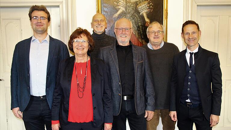 'Stabwechsel' beim Vorstand des Partnerschaftskomitees Elek-Gerolzhofen: (von links) Bernd Schmitt, Gabriele Schmitt, Zweiter Bürgermeister Erich Servatius, Siegfried Brendel, Norbert Finster (Partnerschaftsbeauftragter des Stadtrats) und Bürgermeister Thorsten Wozniak. 'Stabwechsel' beim Vorstand des Partnerschaftskomitees Elek-Gerolzhofen: (von links) Bernd Schmitt, Gabriele Schmitt, Zweiter Bürgermeister Erich Servatius, Siegfried Brendel, Norbert Finster (Partnerschaftsbeauftragter des Stadtrats) und Bürgermeister Thorsten Wozniak.