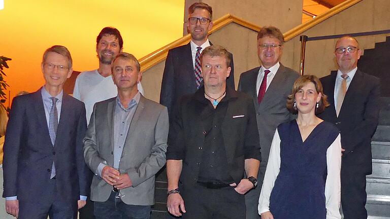 25 Jahre bei der Stadtverwaltung: Die Jubilare mit OB Sebastian Remelé (links).