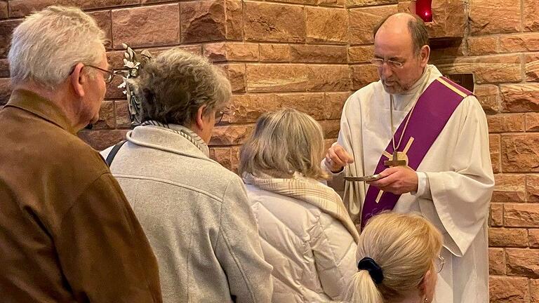 Suspendierter Diakon Reinhold Glaser aus Mömbris (Lkr. Aschaffenburg) bei einem Gottesdienst in der Dreifaltigkeitskapelle in Rappach bei Mömbris (Lkr. Aschaffenburg).