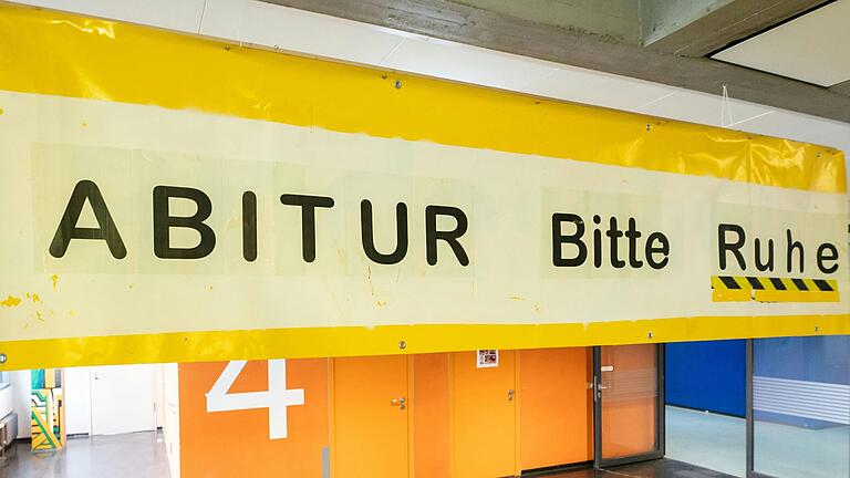 Zurzeit laufen in Bayern die Abiturprüfungen des letzten G8-Jahrgangs. Das erste reguläre G9-Abitur wird 2026 abgenommen. Zurzeit laufen in Bayern die Abiturprüfungen des letzten G8-Jahrgangs. Das erste reguläre G9-Abitur wird 2026 abgenommen.