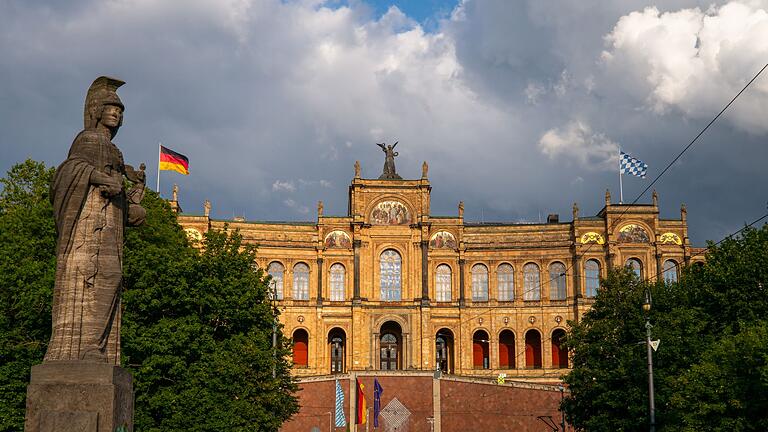 Bayerischer Landtag       -  Antrag bei Bayerischen Landtag: Am Mittwoch wollte der Förderverein die Unterschriften überreichen. (Symbolbild)