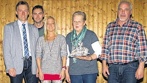 Viel für den Verein getan: Besondere Ehrung für die beiden Bezirksmeister Manuela Greier (Mitte) und Marco Schmitt (Zweiter von links) sowie die unermüdliche Christa Kehm, die von Vorsitzenden Dietmar Werner (links) und Egon Stuhl für ihre Einsatzbereitschaft Dank erhielt.