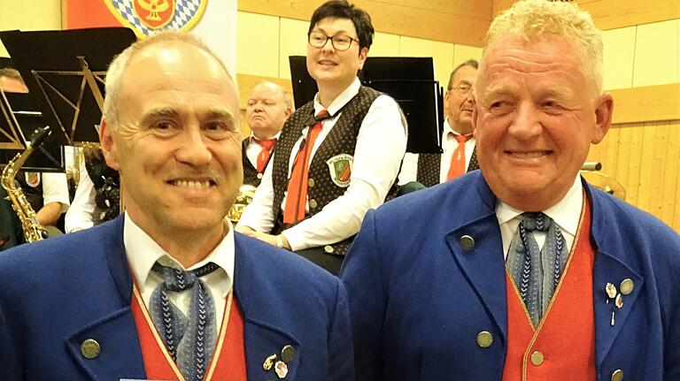 Frank Ehret und Hermann Wetteskind musizieren seit 50 Jahrn beim Musikverein Hohenroth.
