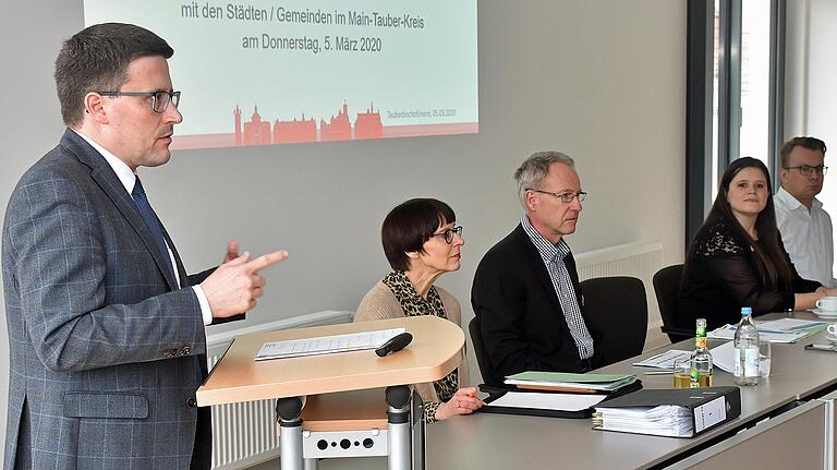 Erster Landesbeamter Christoph Schauder (links) bei einer Gesprächsrunde im Landratsamt, bei der die Bürgermeisterinnen, Bürgermeister und Oberbürgermeister oder deren Vertreter über die aktuelle Situation in Sachen Coronavirus informiert wurden. Erster Landesbeamter Christoph Schauder (links) bei einer Gesprächsrunde im Landratsamt, bei der die Bürgermeisterinnen, Bürgermeister und Oberbürgermeister oder deren Vertreter über die aktuelle Situation in Sachen Coronavirus informiert wurden.