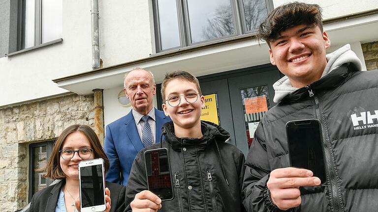 Schulleiter Dieter Schanzer mit den Schülersprechern der David-Schuster-Realschule (von links): Elisa Spall, Daniel Langmandel und Ricardo Beck. Schulleiter Dieter Schanzer mit den Schülersprechern der David-Schuster-Realschule (von links): Elisa Spall, Daniel Langmandel und Ricardo Beck.