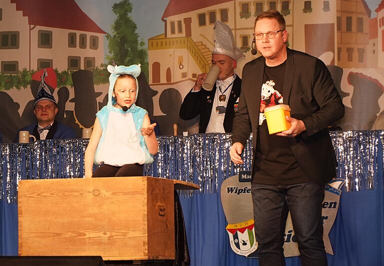 Sebastian Reich und seine Amanda können einpacken: bei der NVW stehen mit Bauchredner Sebastian Heinrich und seiner zauberhaften Tochter 'Marie' zwei ernstzunehmende Konkurrenten in den närrischen Startlöchern. Sebastian Reich und seine Amanda können einpacken: bei der NVW stehen mit Bauchredner Sebastian Heinrich und seiner zauberhaften Tochter 'Marie' zwei ernstzunehmende Konkurrenten in den närrischen Startlöchern.
