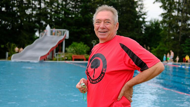 Manfred Markert ist seit 2010 die respektierte und gleichermaßen geschätzte Badeaufsicht im Freibad von Bischofsheim in der Rhön (Lkr. Rhön-Grabfeld). Manfred Markert ist seit 2010 die respektierte und gleichermaßen geschätzte Badeaufsicht im Freibad von Bischofsheim in der Rhön (Lkr. Rhön-Grabfeld).