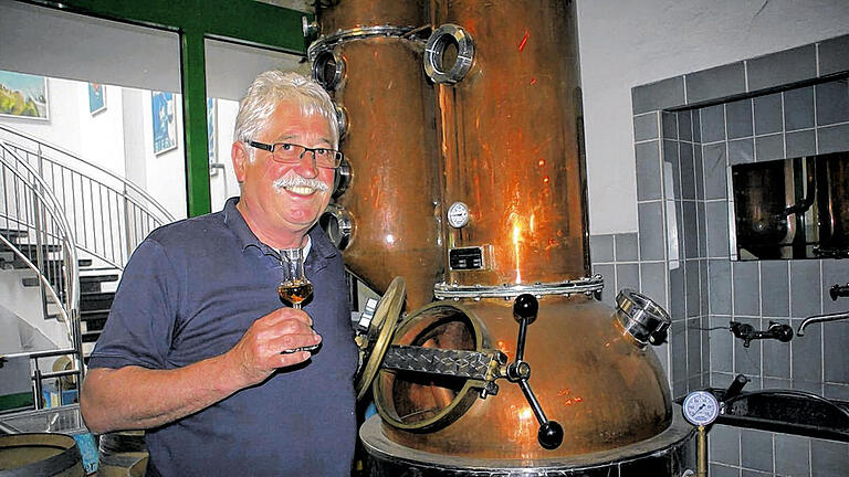 Das Reich des Brenners: Dieter Söllner vor der Brenn-Anlage der Brauerei Düll in Krautheim, mit der er Whisky brennt. Der erste Krautheimer Whisky wird im Herbst zur Desta auf den Markt kommen. Das Reich des Brenners: Dieter Söllner vor der Brenn-Anlage der Brauerei Düll in Krautheim, mit der er Whisky brennt. Der erste Krautheimer Whisky wird im Herbst zur Desta auf den Markt kommen.