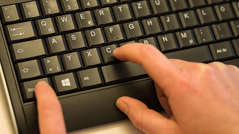 'Strg + C': So schnell sind Textbausteine aus anderen Arbeiten kopiert und in die eigene eingefügt. Um dem auf die Schliche zu kommen, wird auch an Würzburgs Hochschulen eine Plagiatssoftware eingesetzt. 'Strg + C': So schnell sind Textbausteine aus anderen Arbeiten kopiert und in die eigene eingefügt. Um dem auf die Schliche zu kommen, wird auch an Würzburgs Hochschulen eine Plagiatssoftware eingesetzt.